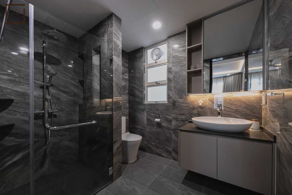 Contemporary Bathroom with Mirror and Bathroom Storage