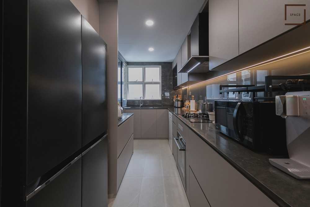 Contemporary Kitchen with Countertop and Kitchen Island