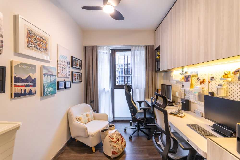 Contemporary Office with Bookshelf and Desk
