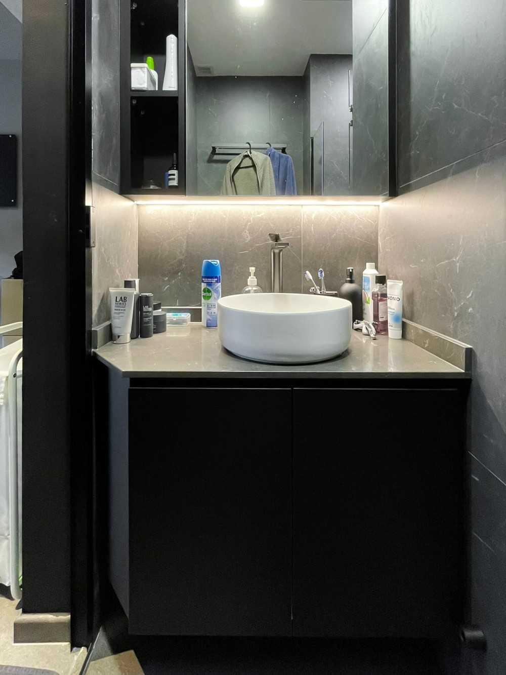 Scandinavian Bathroom with Mirror and Bathroom Storage