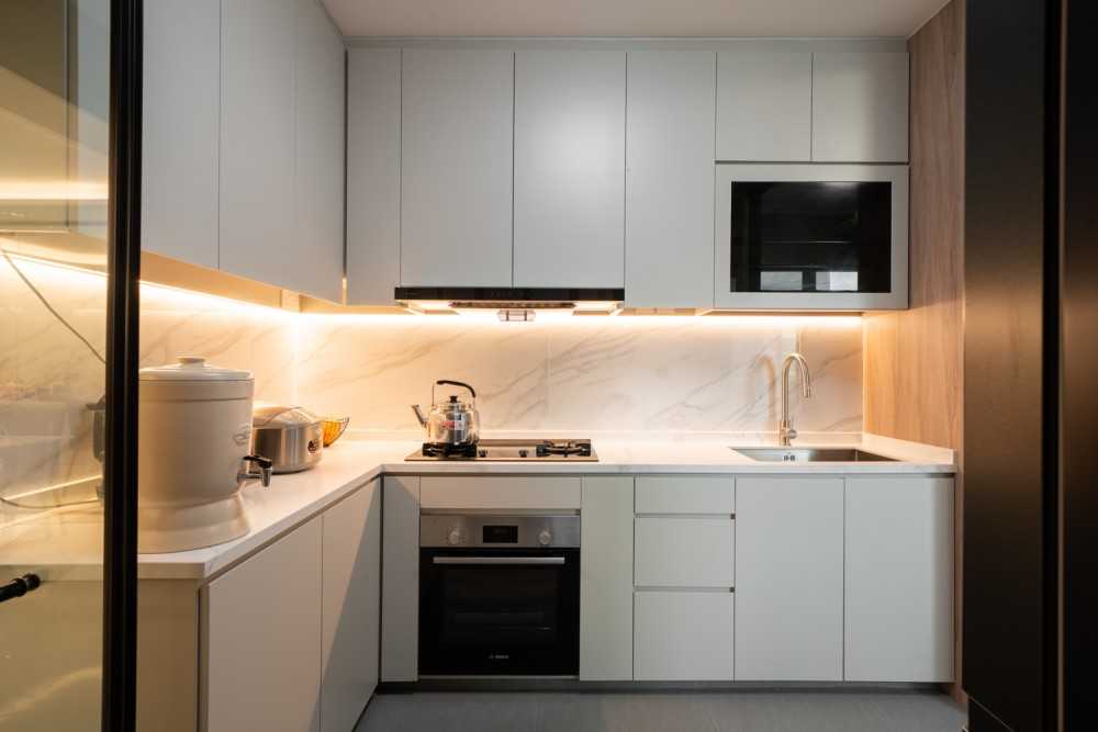 Modern Kitchen with Wood Flooring and Kitchen Window