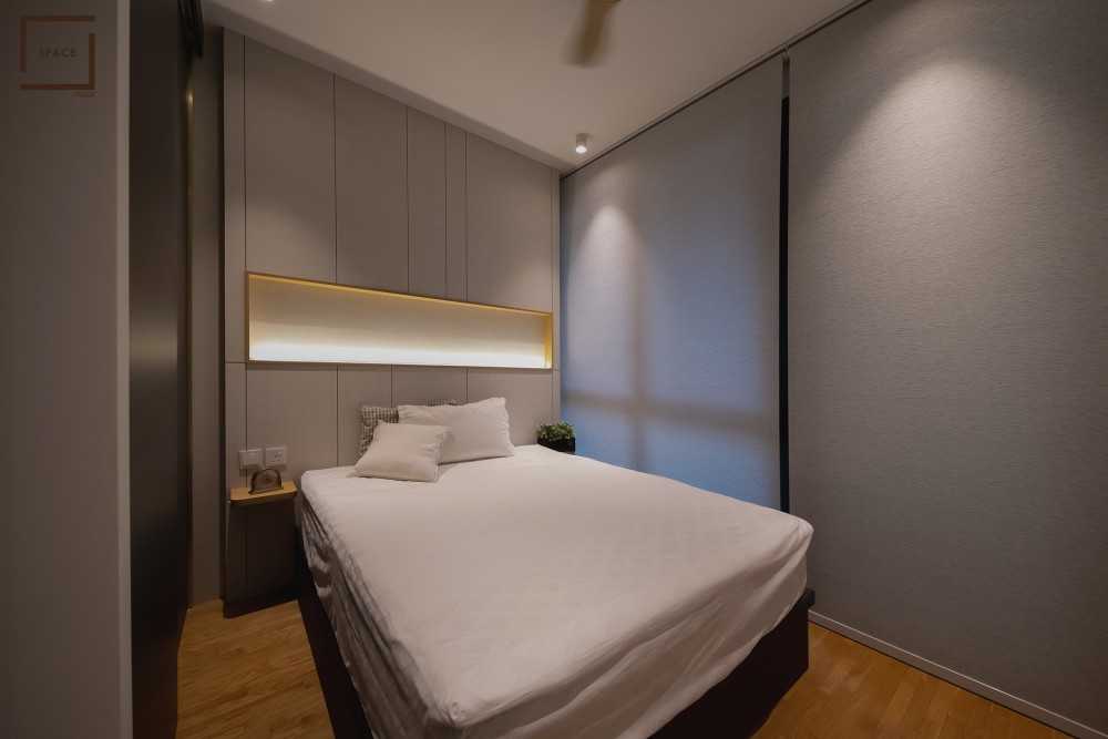 Minimalist Bedroom with Vinyl Flooring and Queen Bed