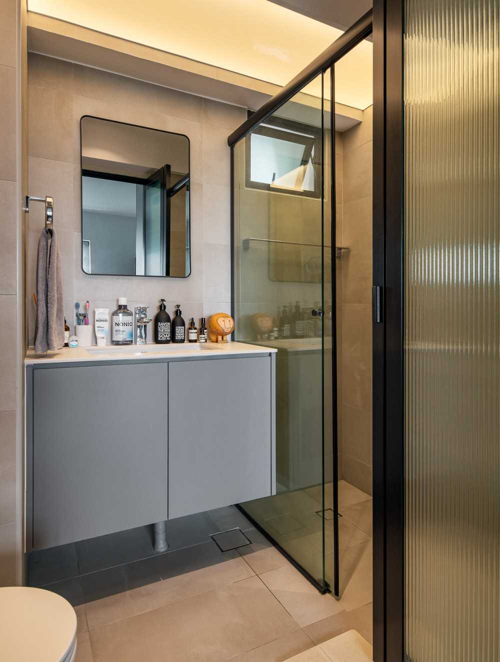 Scandinavian Bathroom with Countertop and Homogeneous Tiles