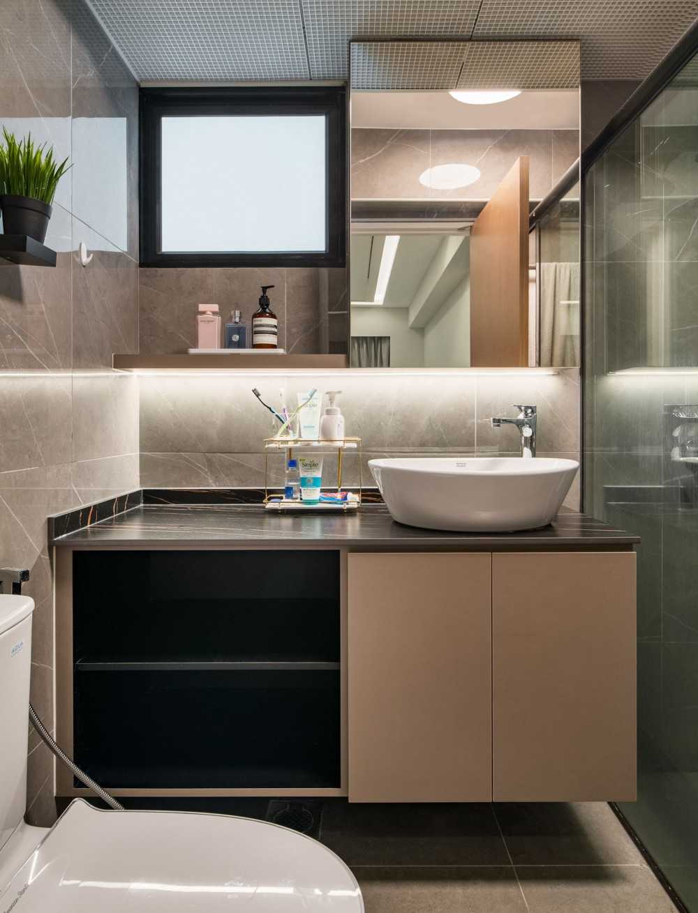 Contemporary Bathroom with Countertop and Vinyl Flooring