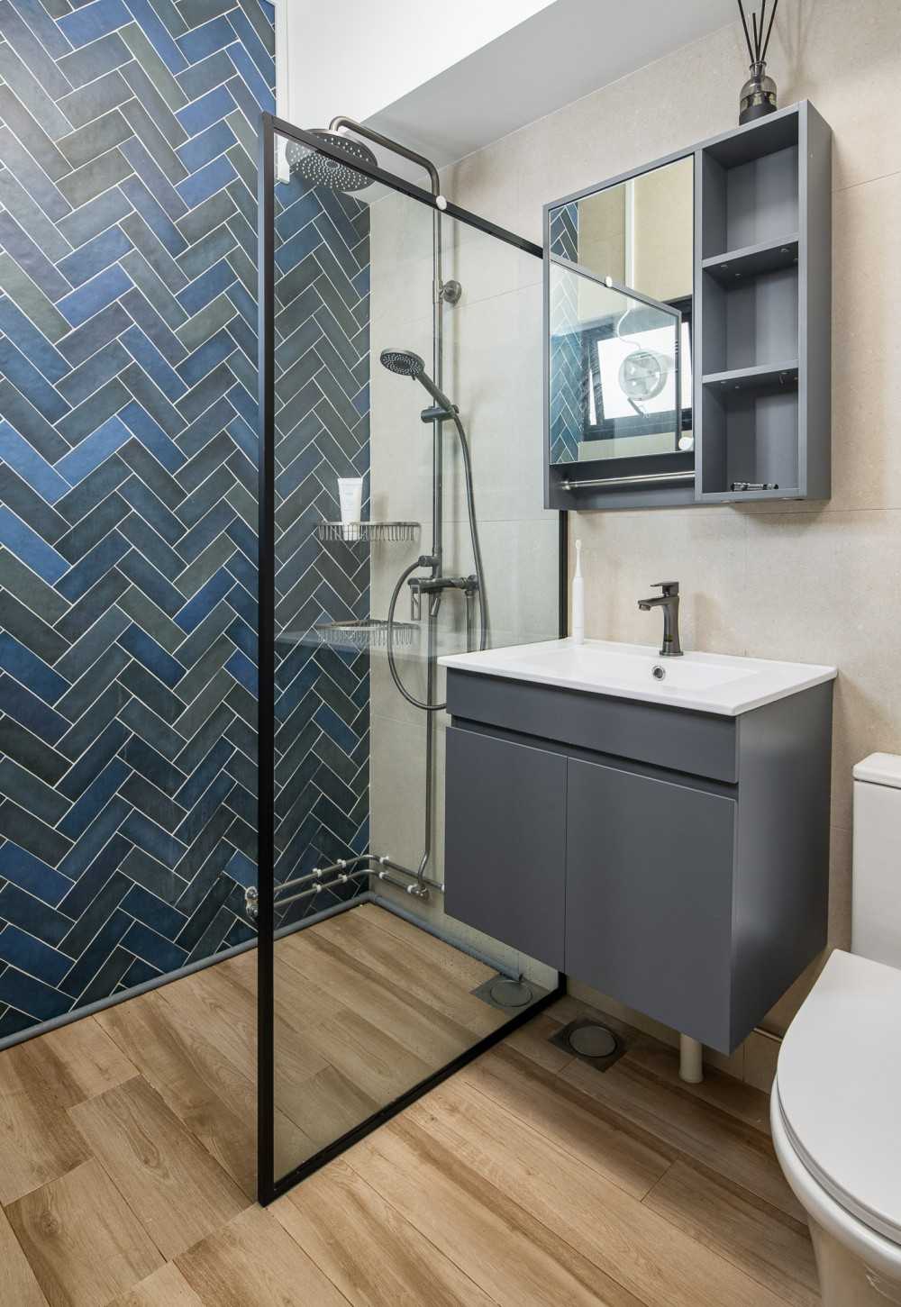 Eclectic Bathroom with Countertop and Homogeneous Tiles