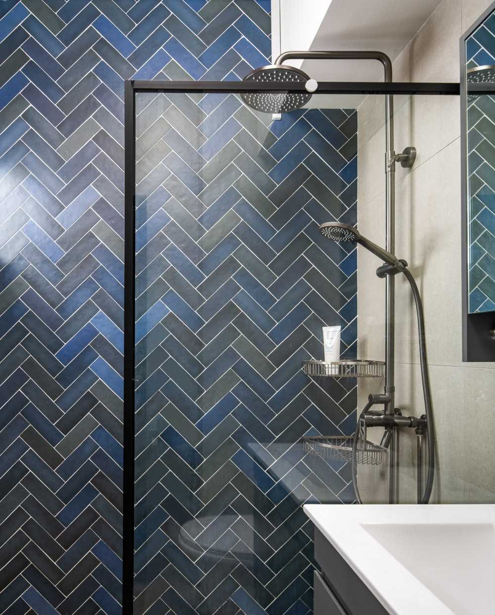 Eclectic Bathroom with Homogeneous Tiles and Herringbone Tiling