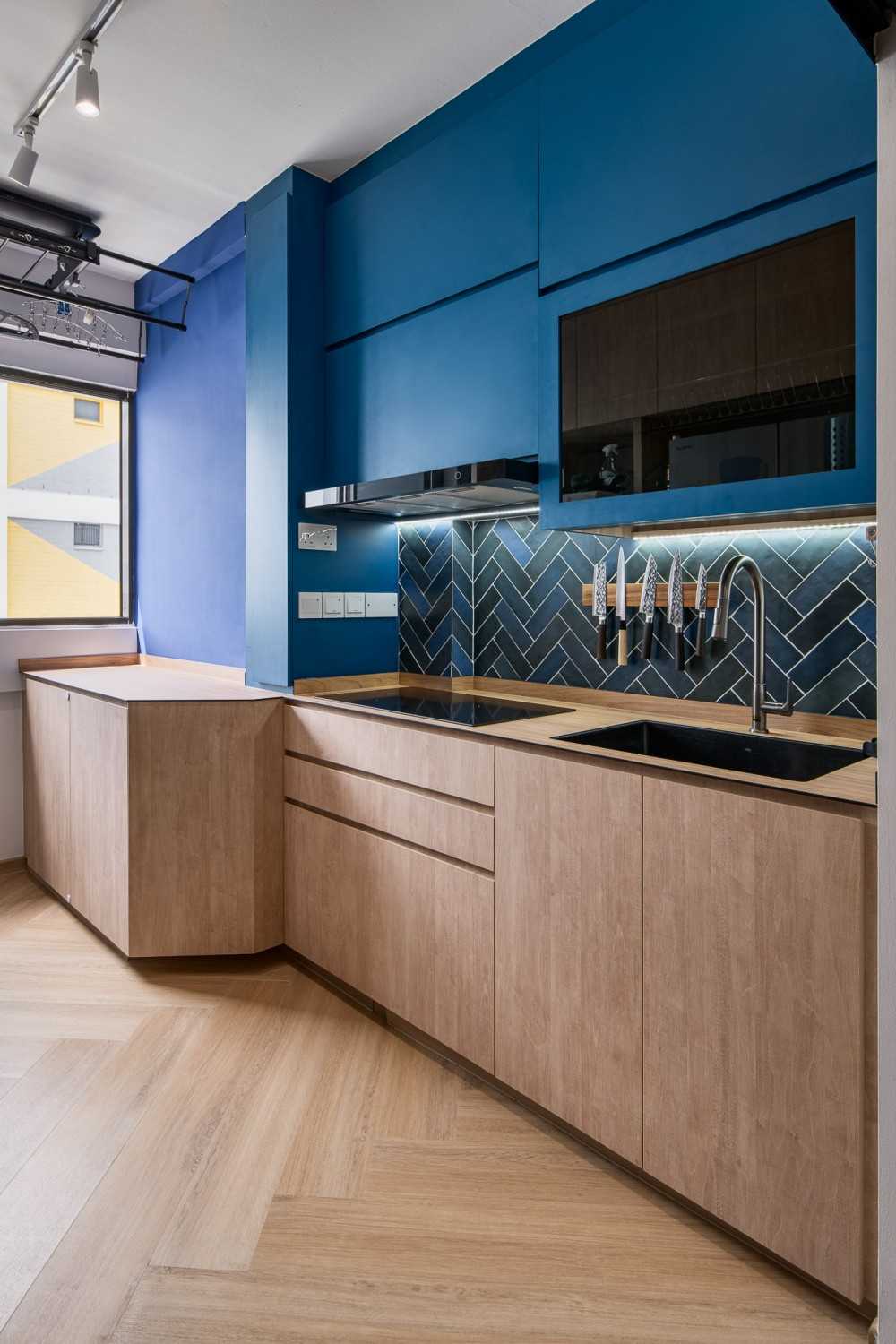 Eclectic Kitchen with Vinyl Flooring and Homogeneous Tiles