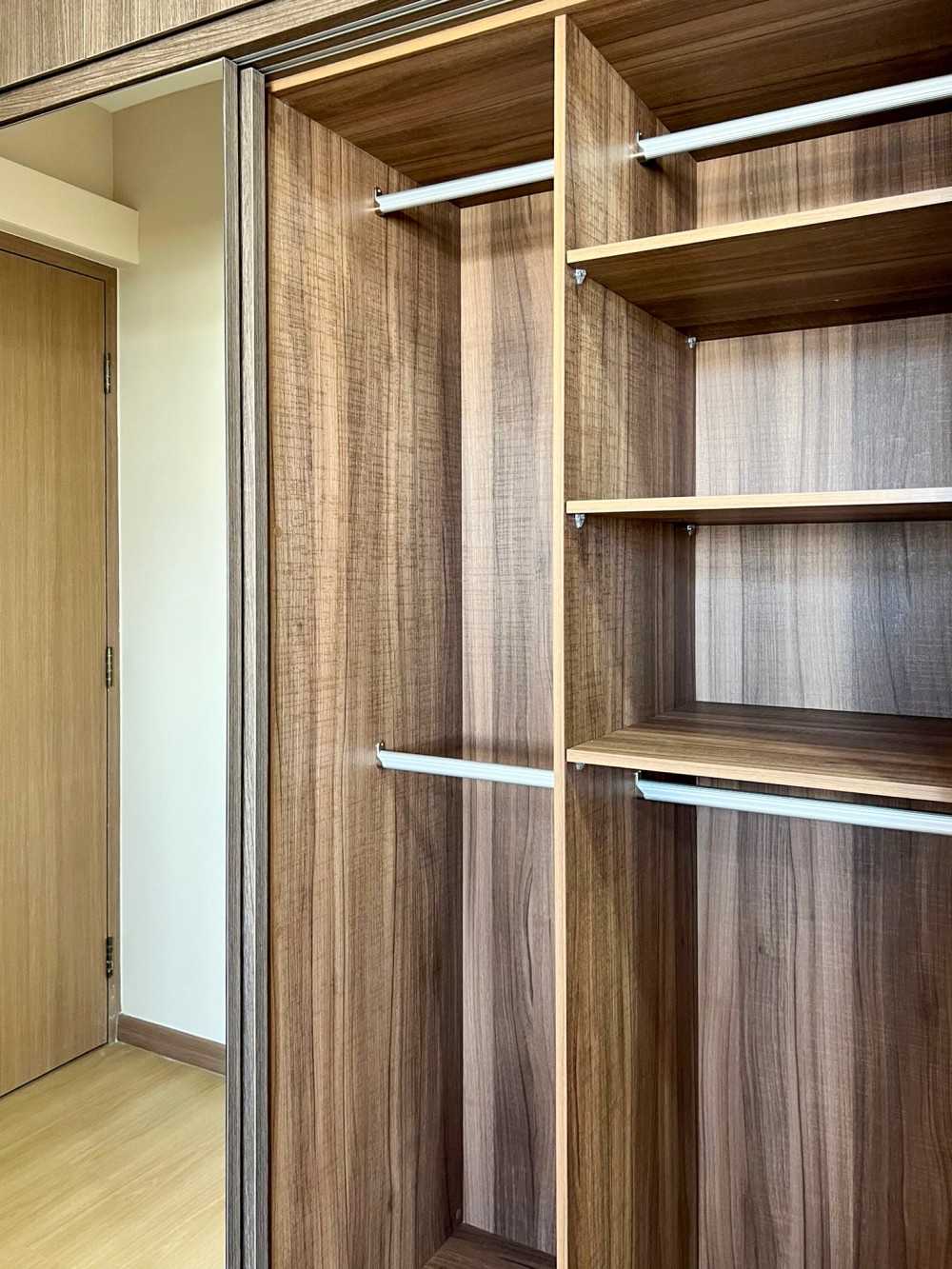 Scandinavian Walk-in Wardrobe with Mirror and Wardrobe