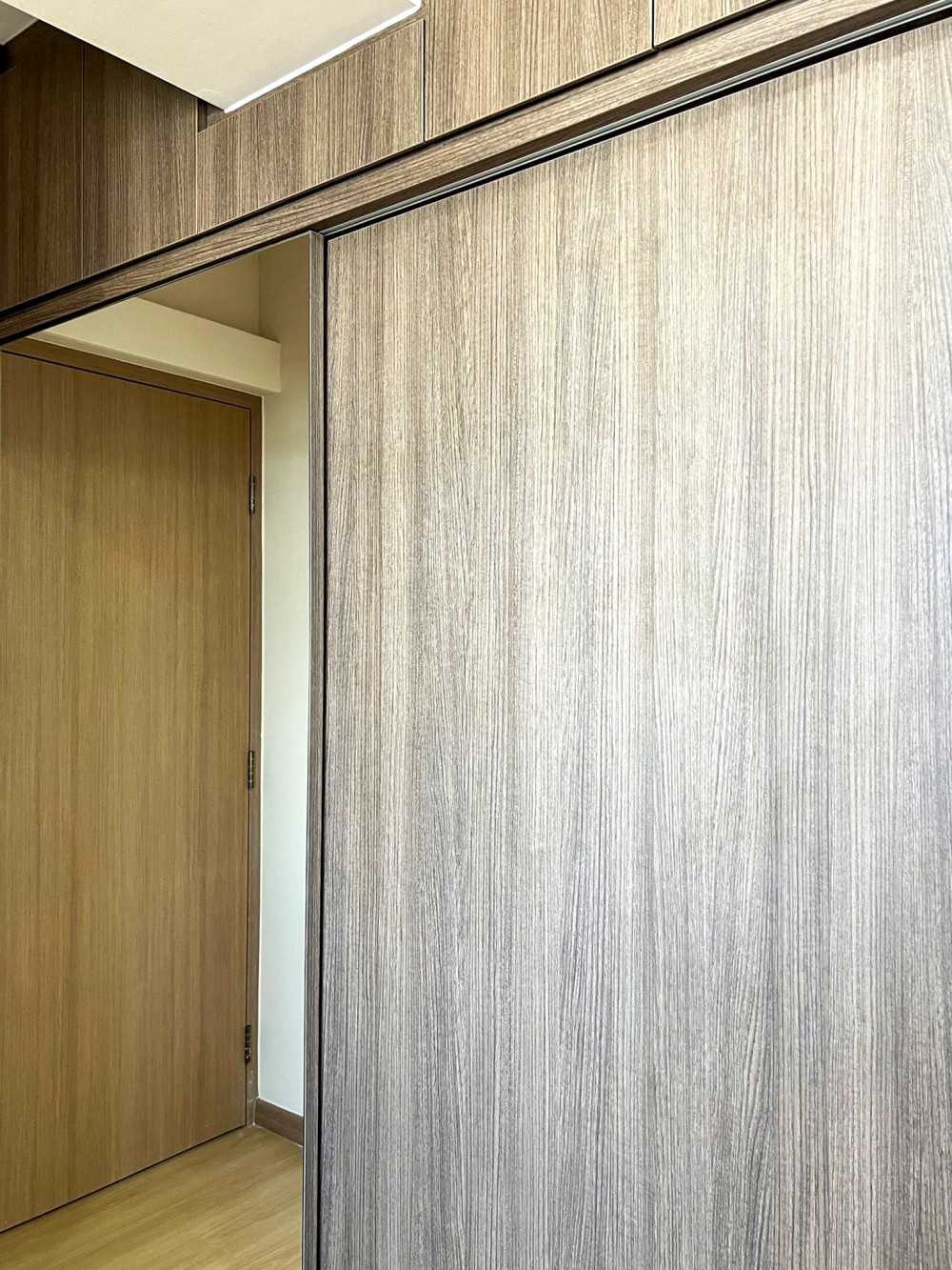 Scandinavian Walk-in Wardrobe with Mirror and Wardrobe