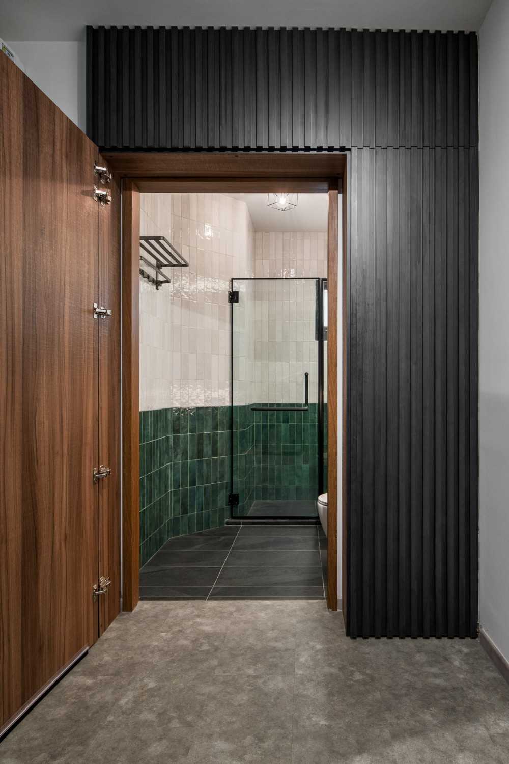 Modern Bathroom with Countertop and Homogeneous Tiles