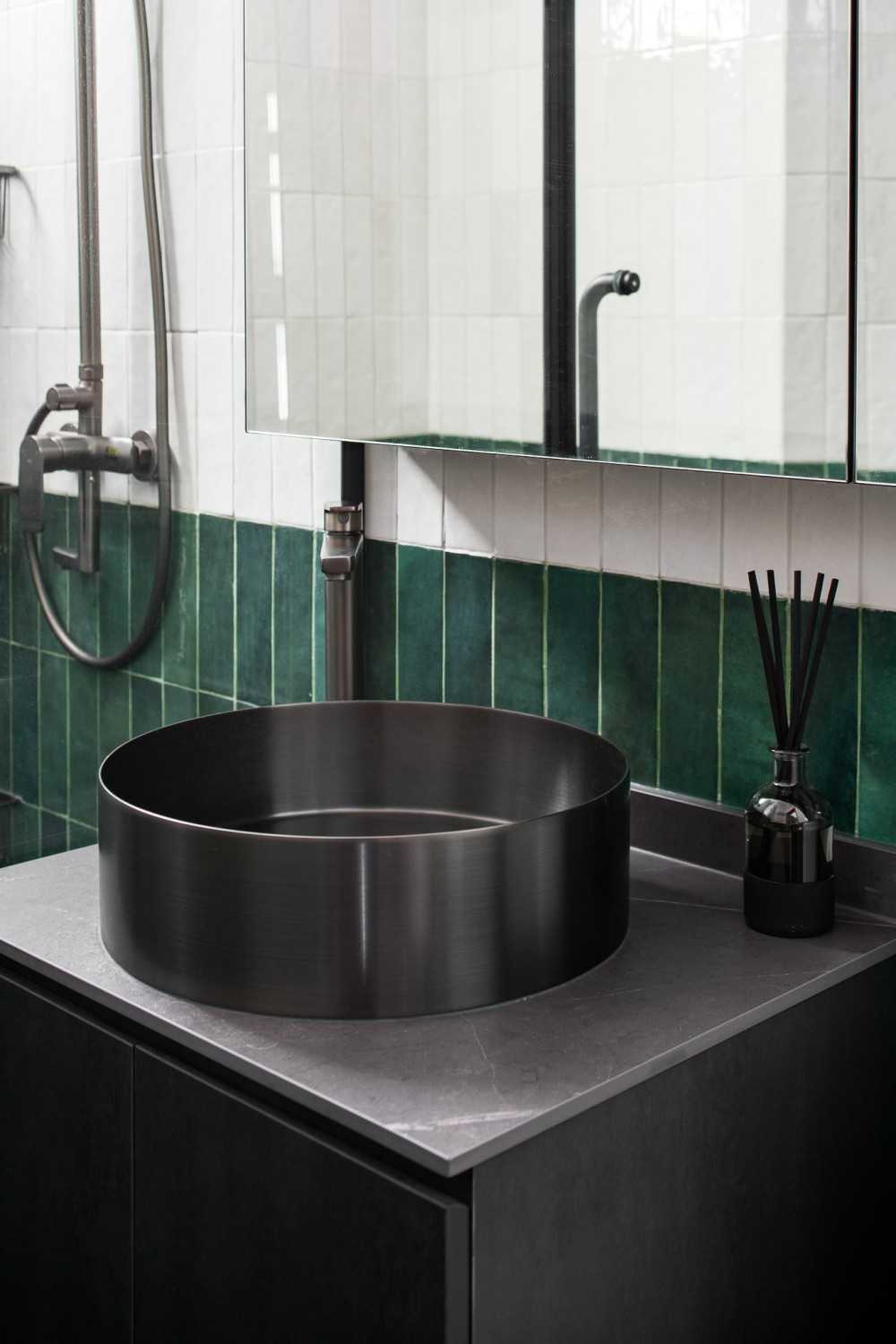 Modern Bathroom with Countertop and Homogeneous Tiles