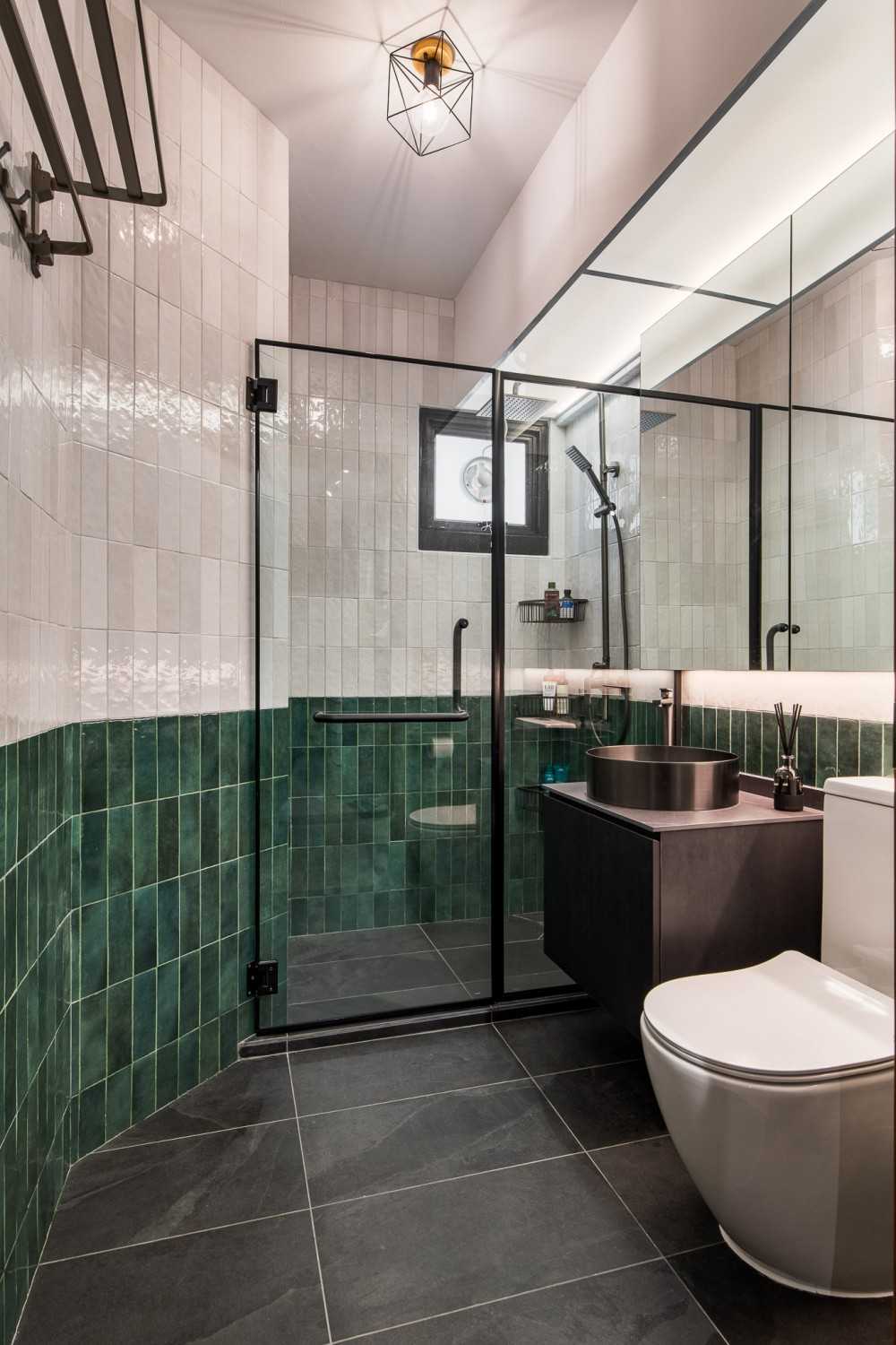 Modern Bathroom with Countertop and Homogeneous Tiles