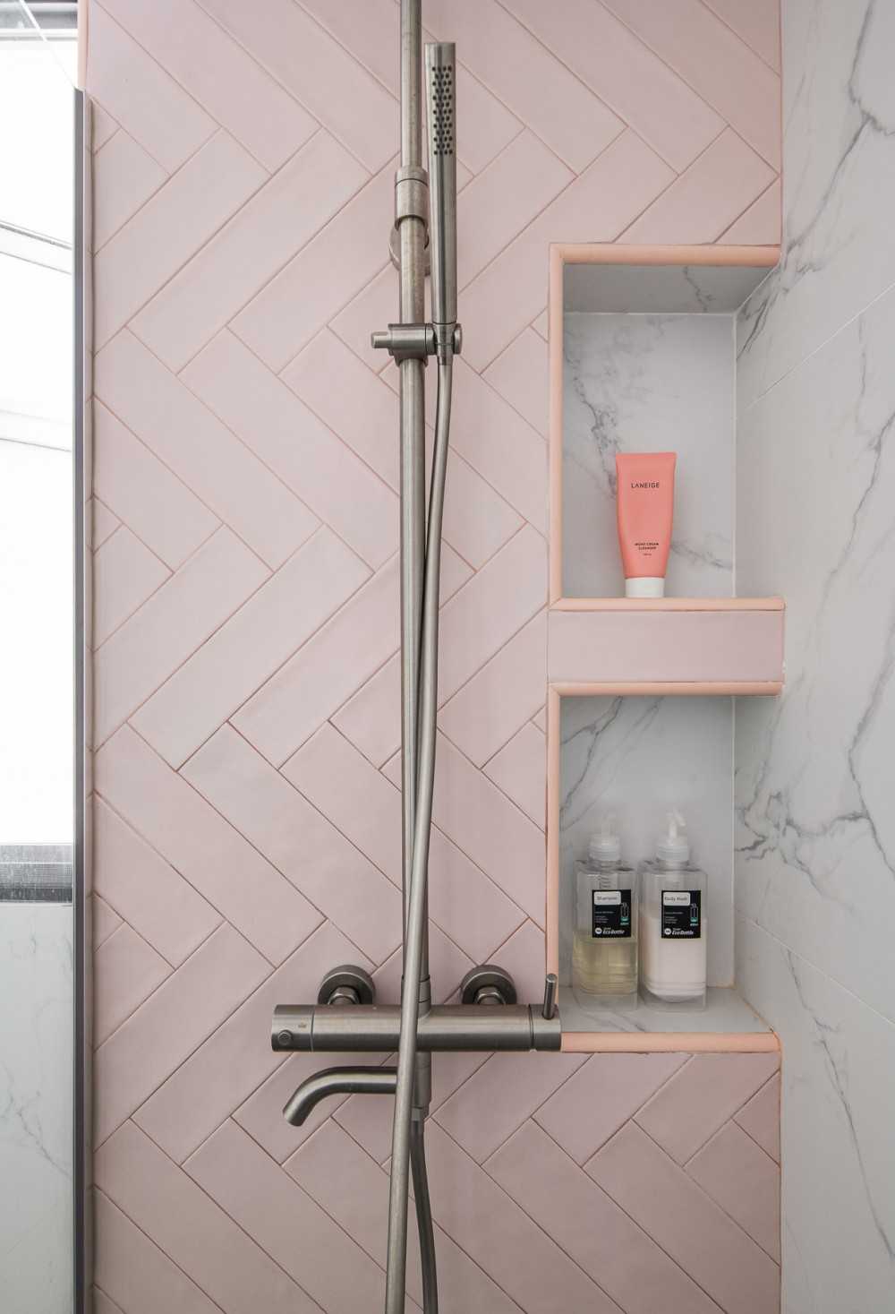 Scandinavian Bathroom with Homogeneous Tiles and Herringbone Tiling