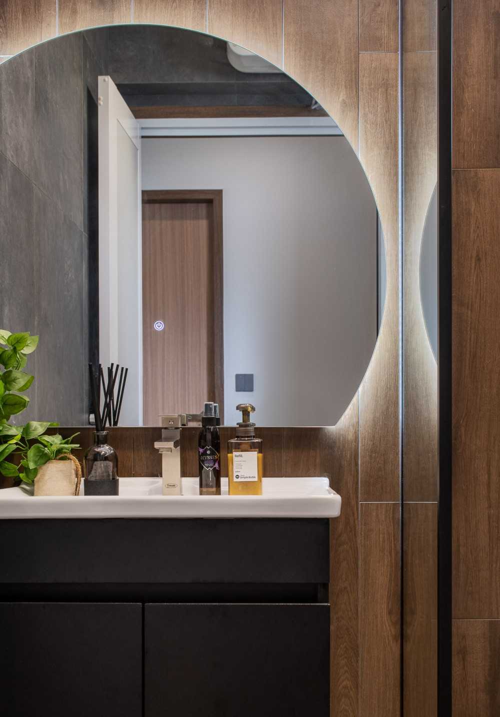 Scandinavian Bathroom with Countertop and Homogeneous Tiles