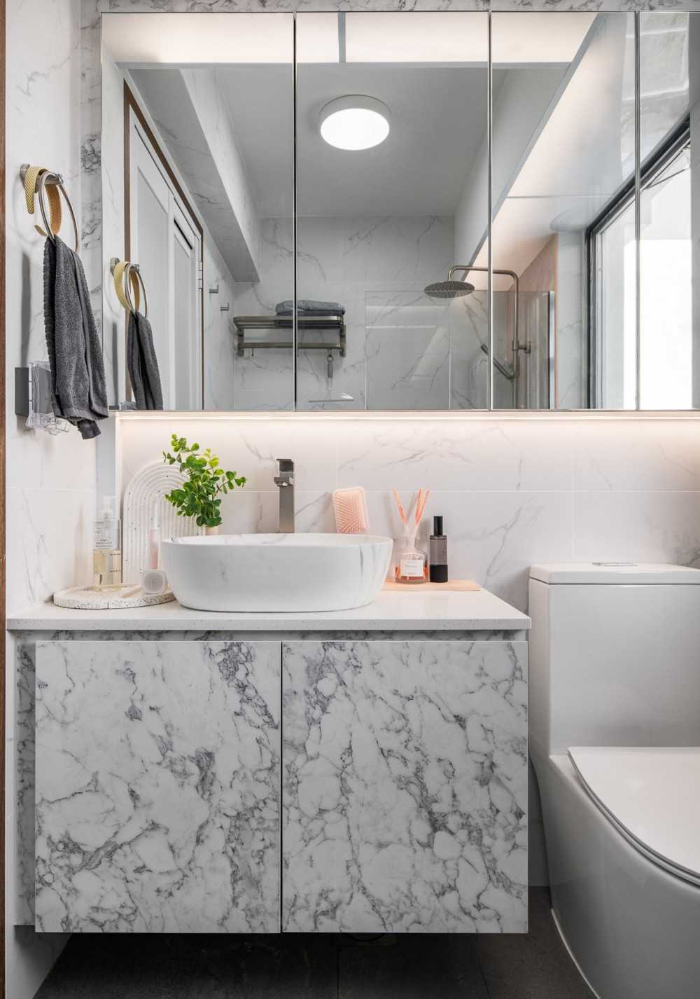 Scandinavian Bathroom with Countertop and Homogeneous Tiles