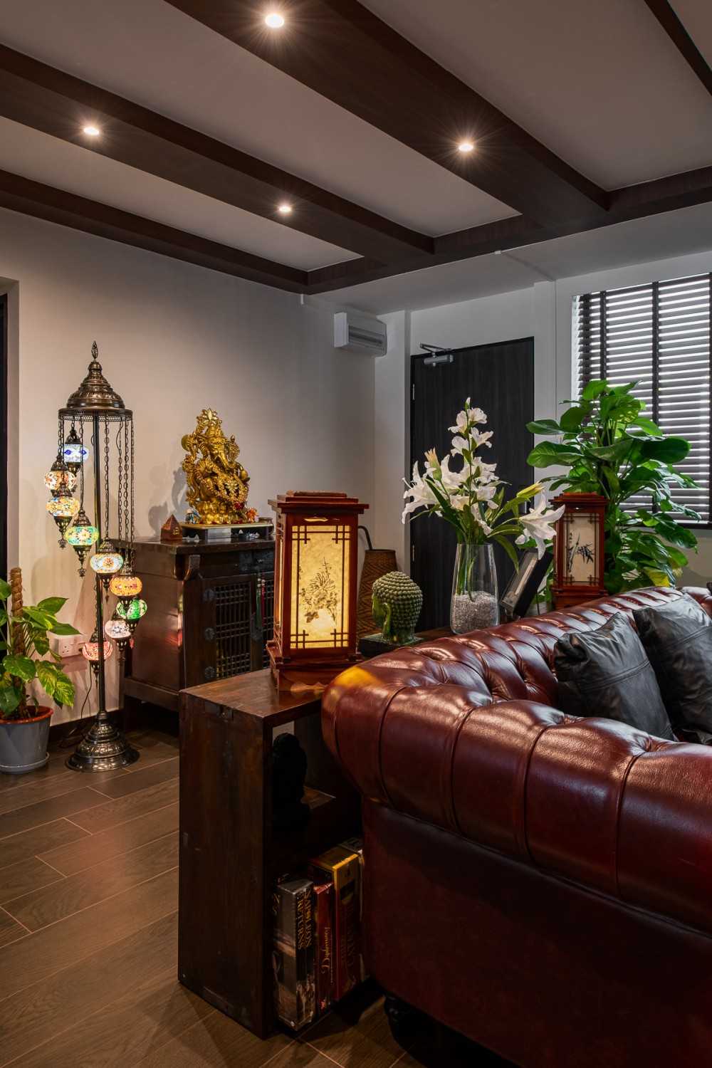 Country Living Room with Bookshelf and Wood Flooring