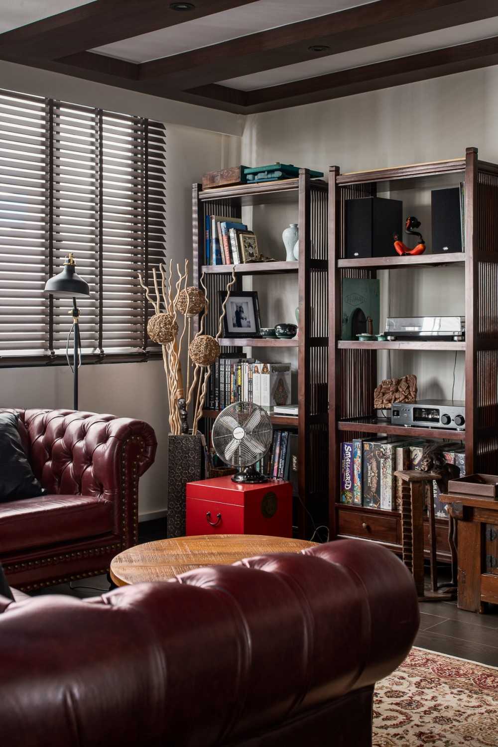 Country Living Room with Bookshelf and Wood Flooring