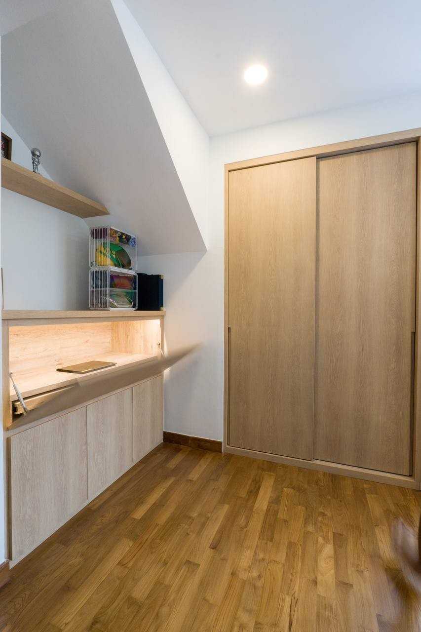 Scandinavian Home Office with Bookshelf and Desk