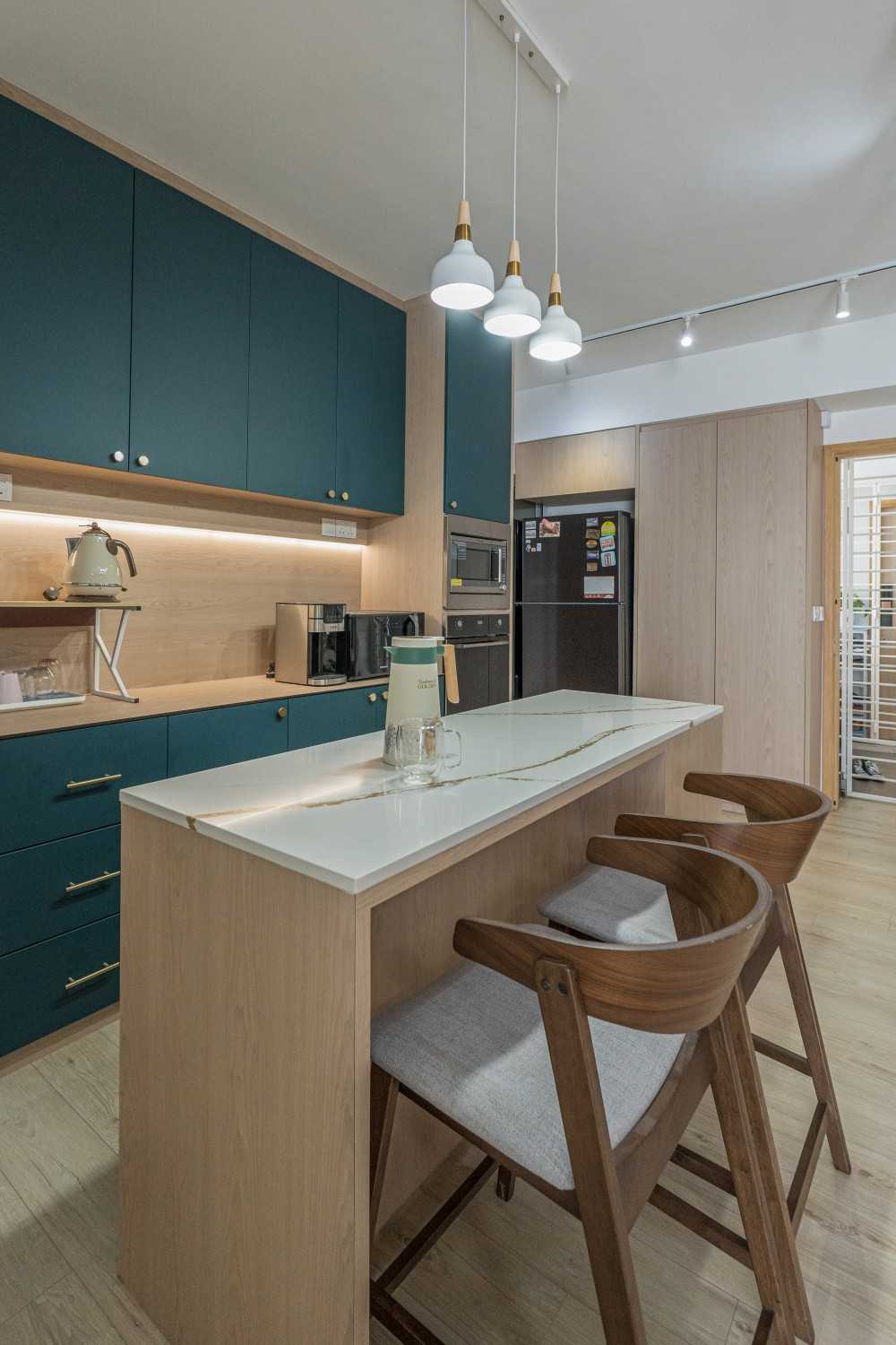 Contemporary Kitchen with Countertop and Vinyl Flooring