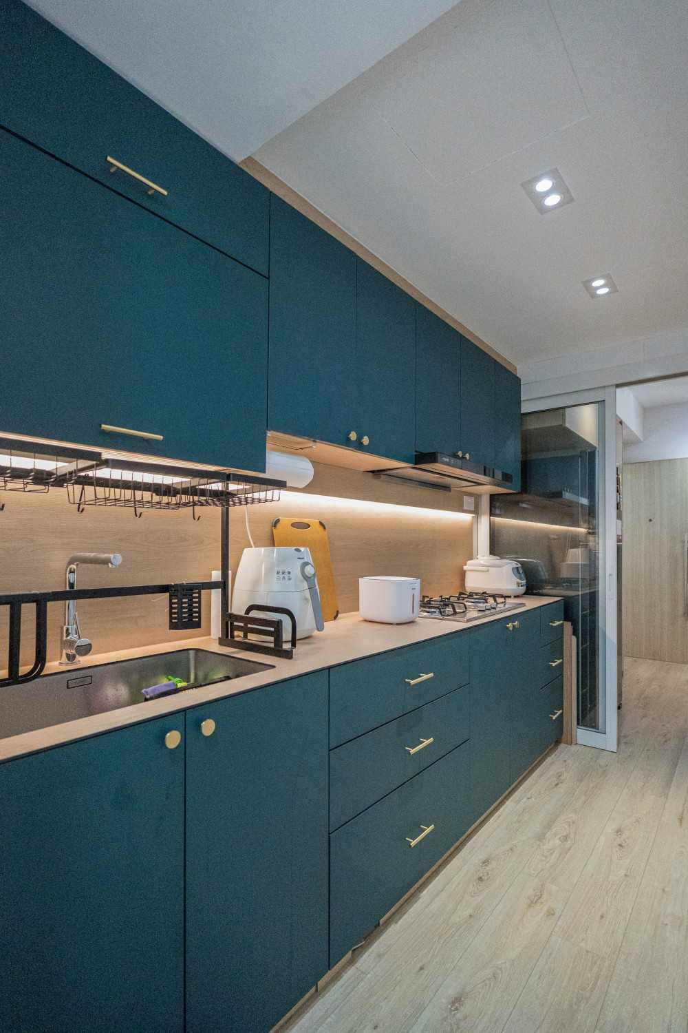 Contemporary Kitchen with Countertop and Vinyl Flooring