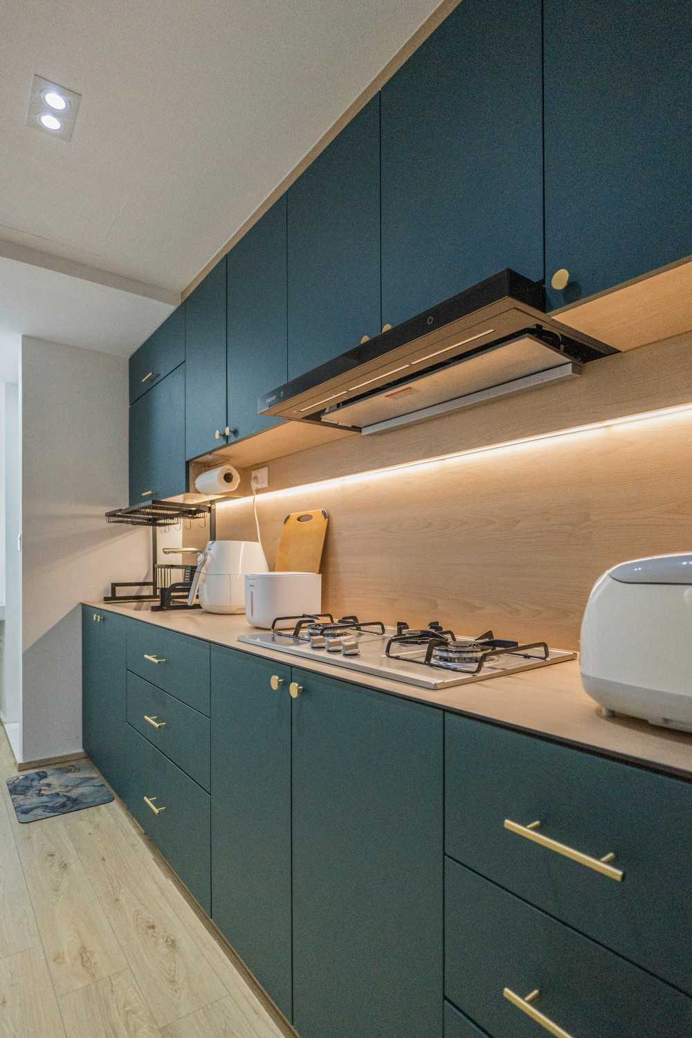 Contemporary Kitchen with Countertop and Vinyl Flooring