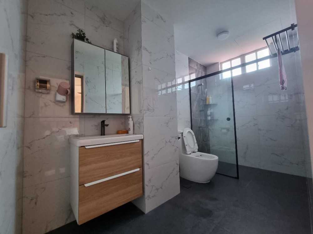 Eclectic Bathroom with Homogeneous Tiles and Mirror