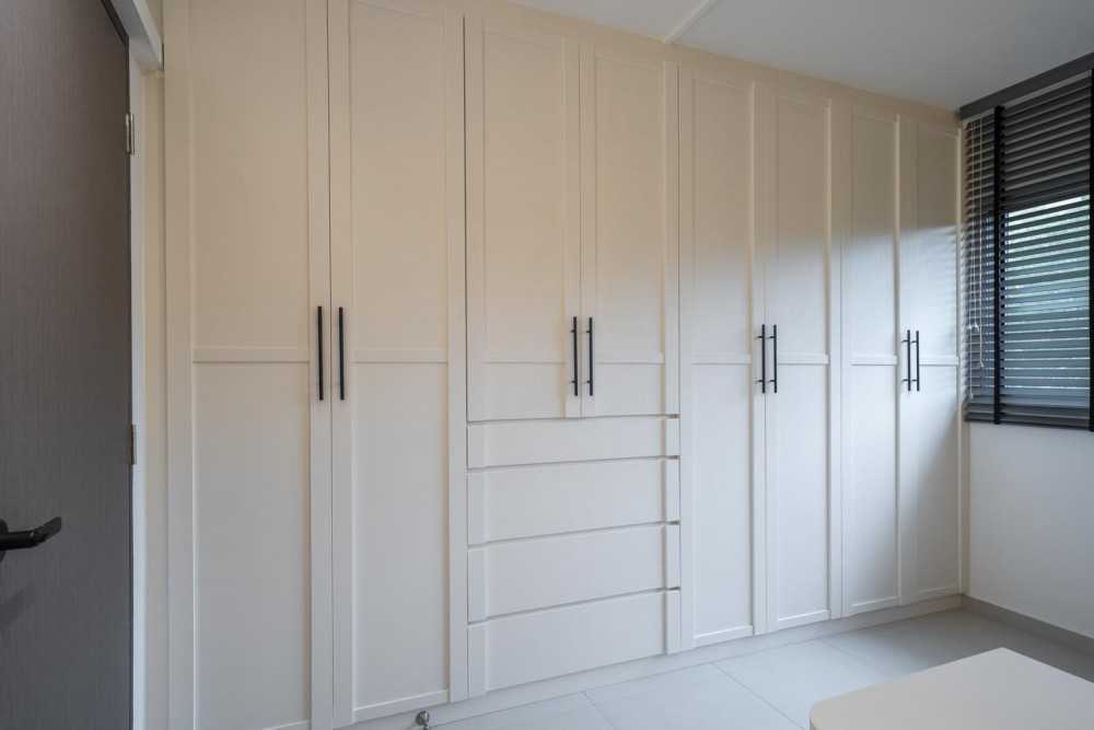 Contemporary Walk-in Wardrobe with Wardrobe and Small Storage