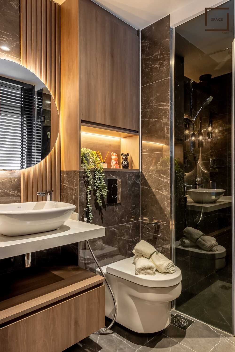 Contemporary Bathroom with Mirror and Bathroom Storage