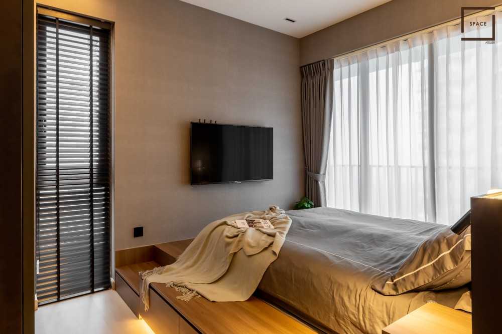 Contemporary Bedroom with Vinyl Flooring and Wardrobe