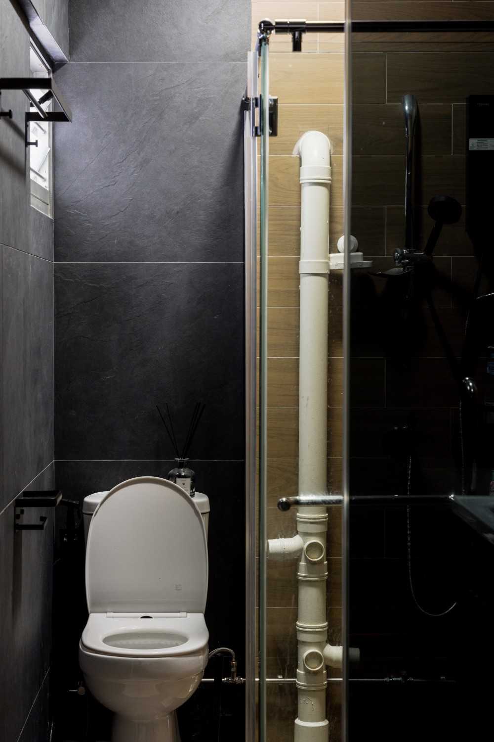 Contemporary Bathroom with Homogeneous Tiles and Tiles