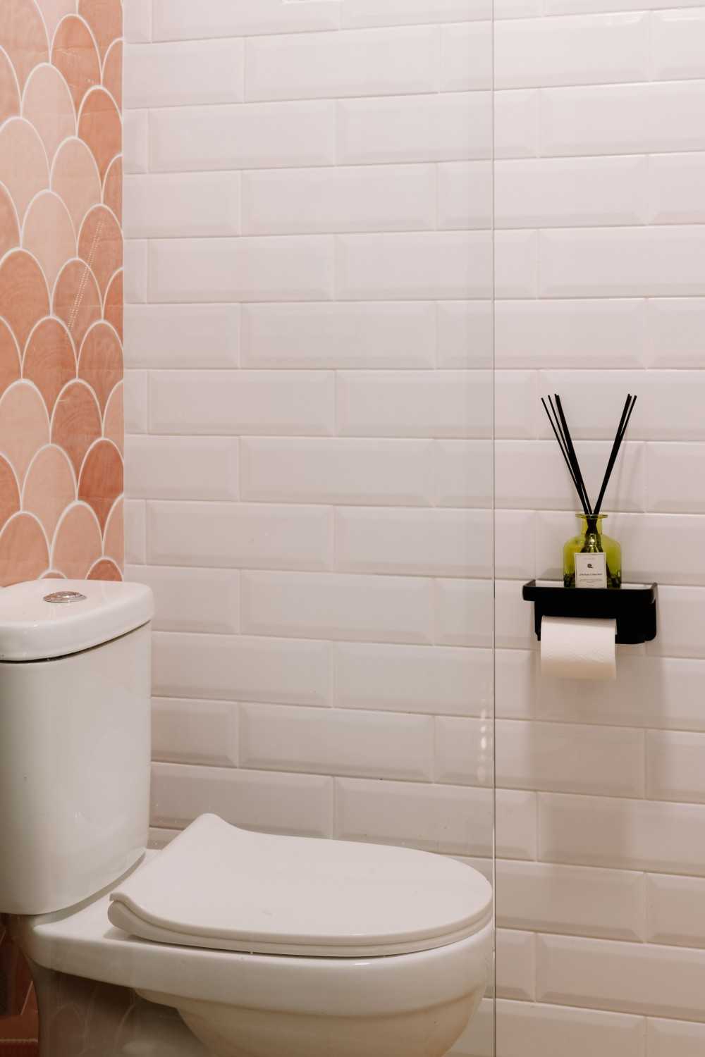Contemporary Bathroom with Homogeneous Tiles and Bathroom Accessories