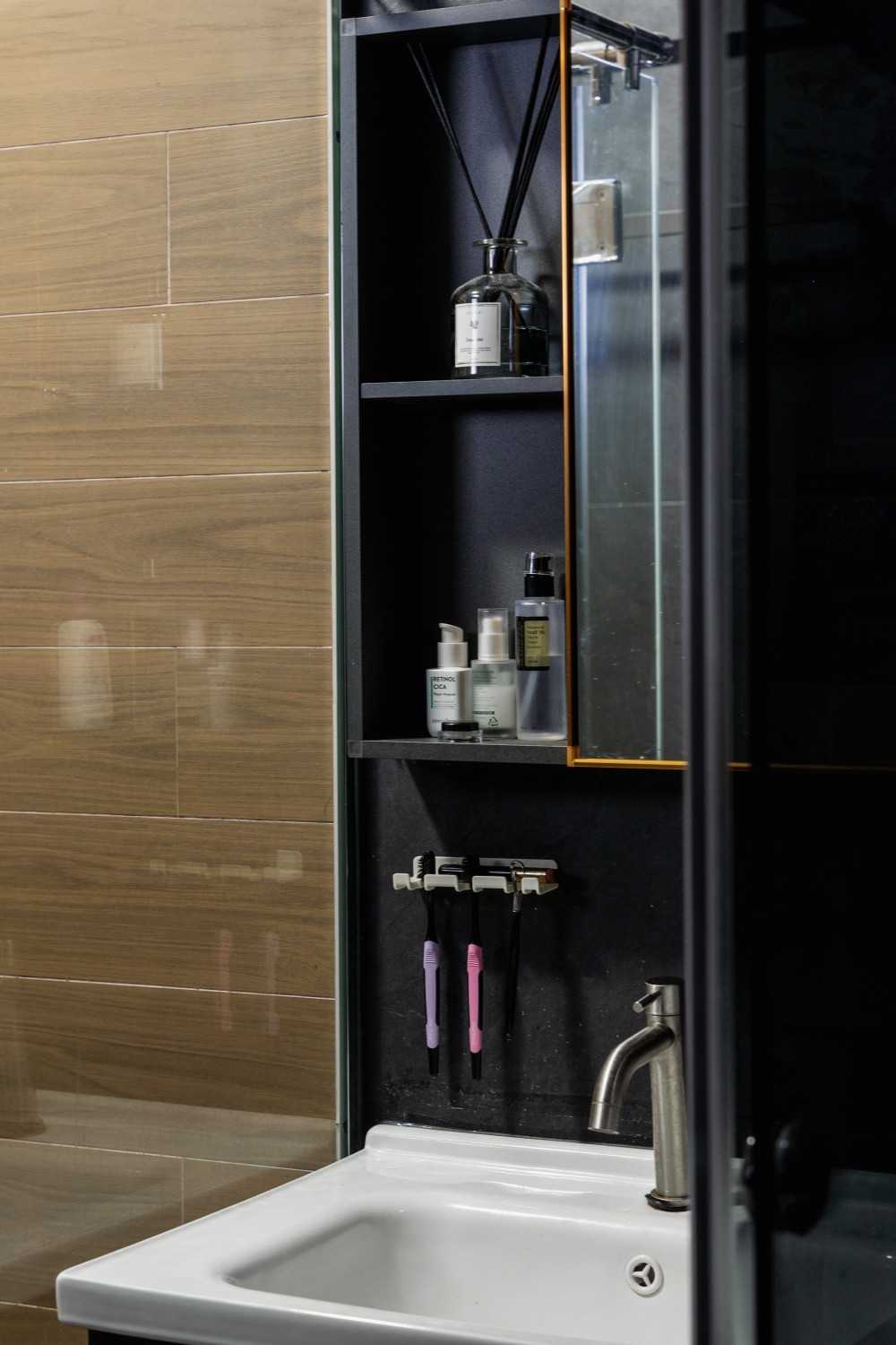 Contemporary Bathroom with Homogeneous Tiles and Bathroom Storage