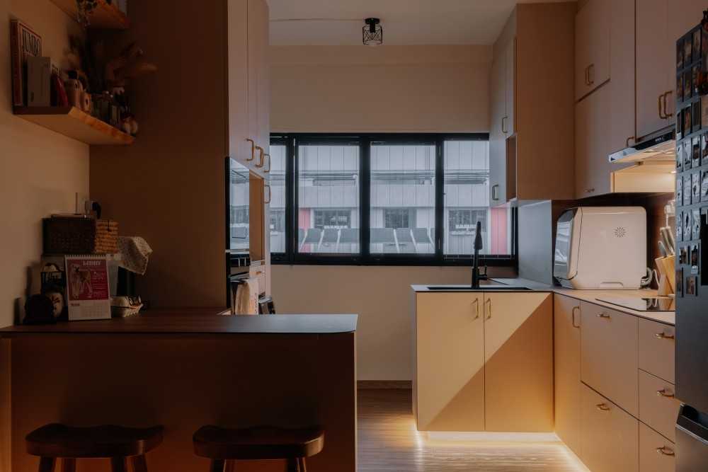 Contemporary Kitchen with Countertop and Vinyl Flooring