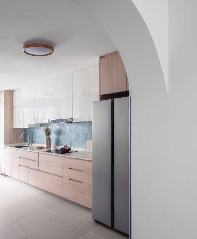 Modern Kitchen with Homogeneous Tiles and Kitchen Backsplash