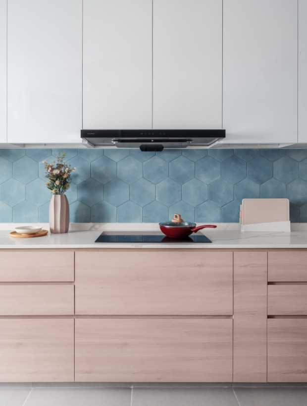 Modern Kitchen with Countertop and Homogeneous Tiles