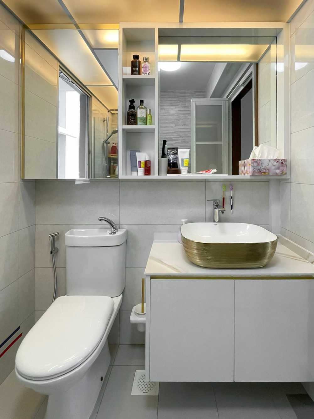 Scandinavian Bathroom with Mirror and Bathroom Storage