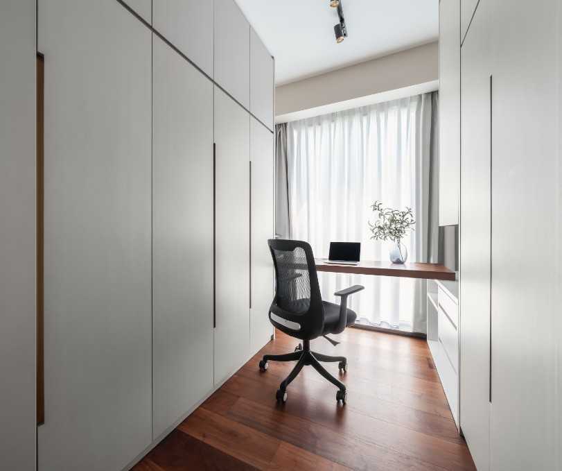 Modern Home Office with Bookshelf and Desk