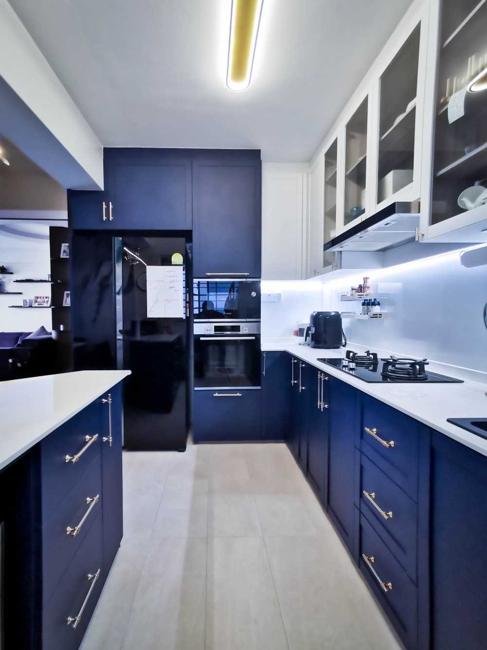 Contemporary Kitchen with Countertop and Kitchen Island