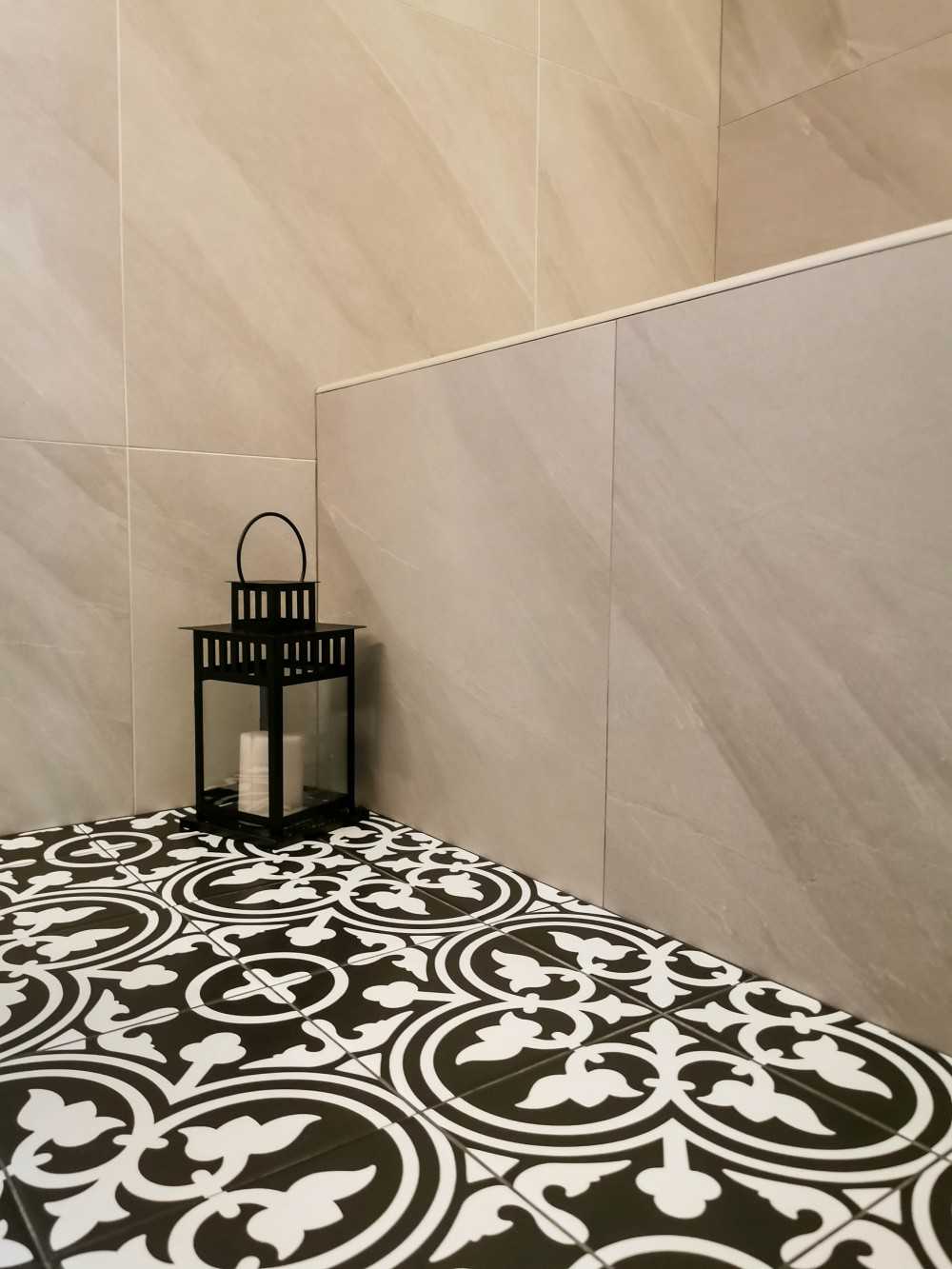 Contemporary Bathroom with Homogeneous Tiles and Bathtub