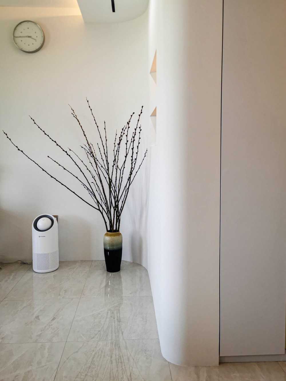 Contemporary Living Room with Bookshelf and Feature Wall