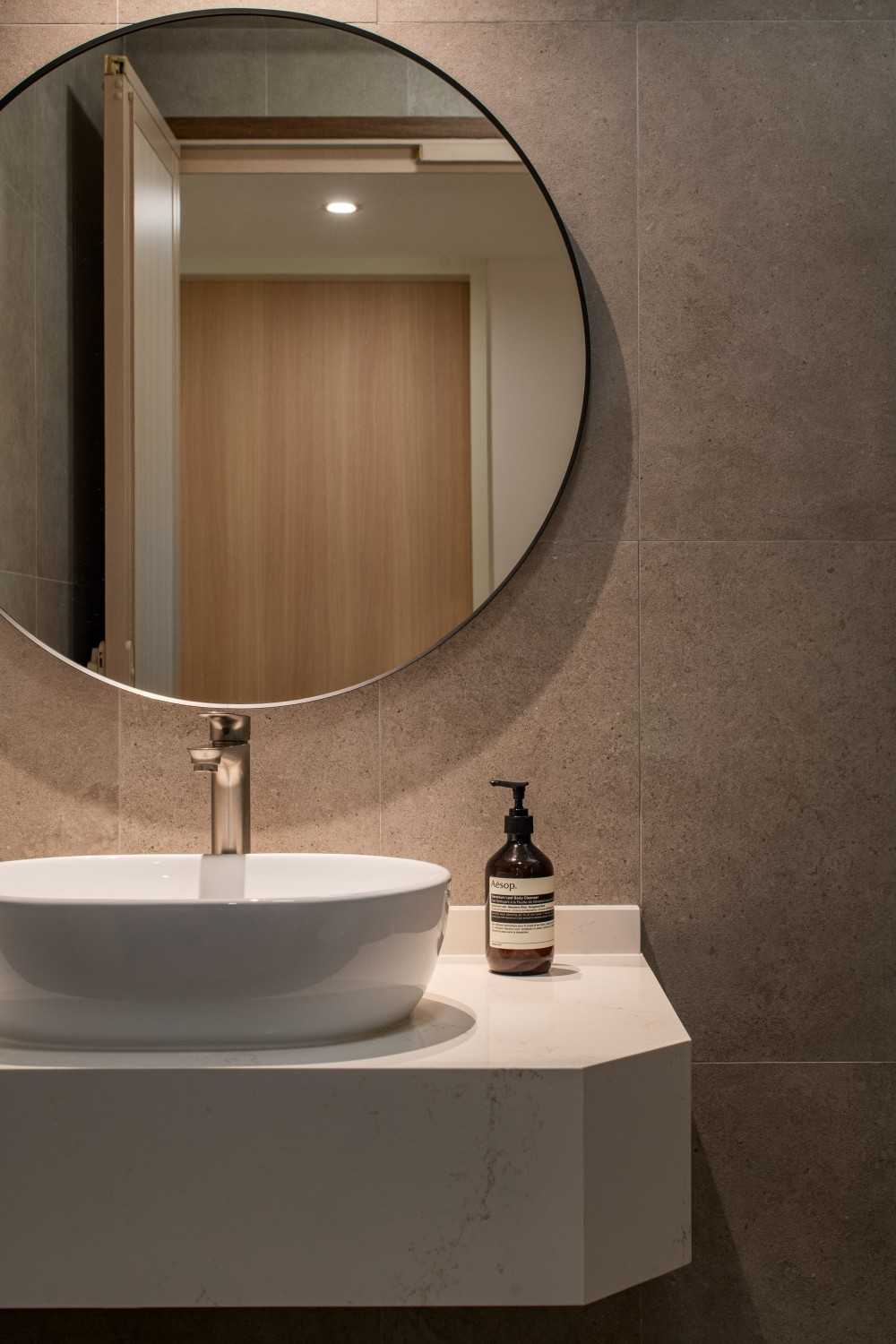 Minimalist Bathroom with Countertop and Homogeneous Tiles
