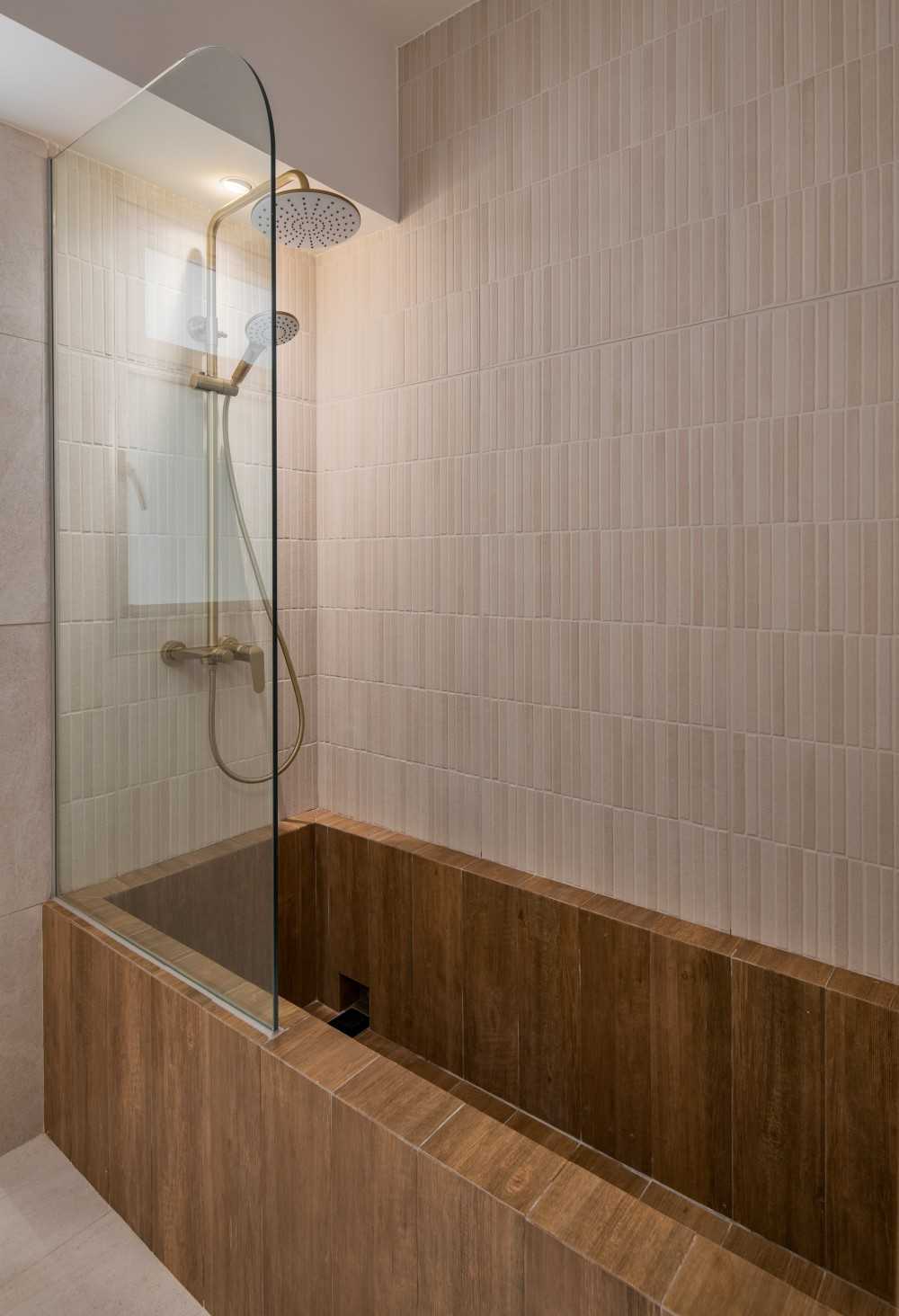Minimalist Bathroom with Bathtub and Mosaic