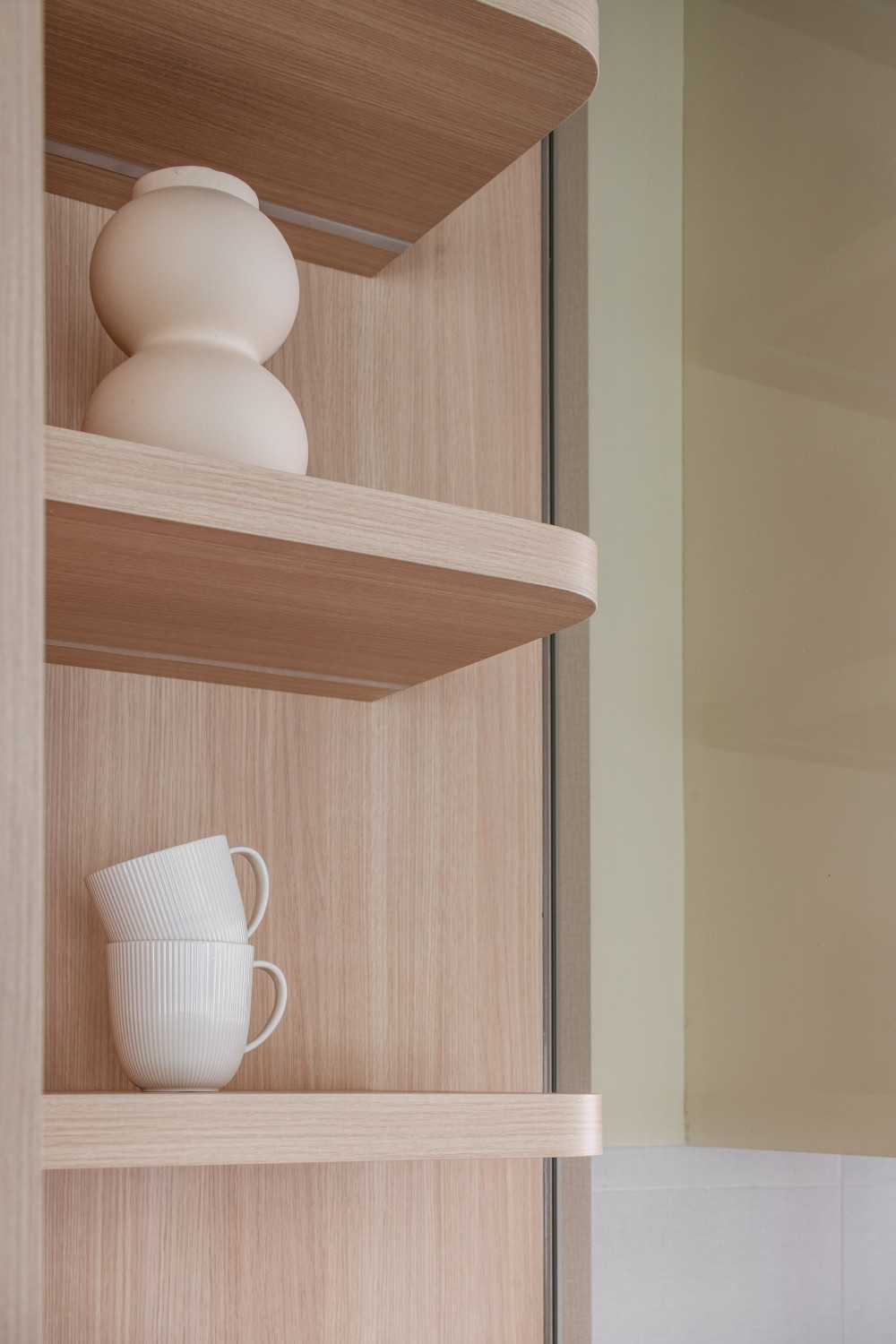 Minimalist Kitchen with Breakfast Counter and Kitchen Backsplash