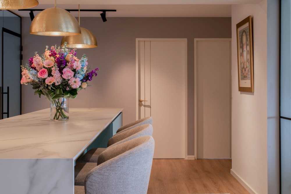 Scandinavian Dining Room with Dining Table and Dining Chairs