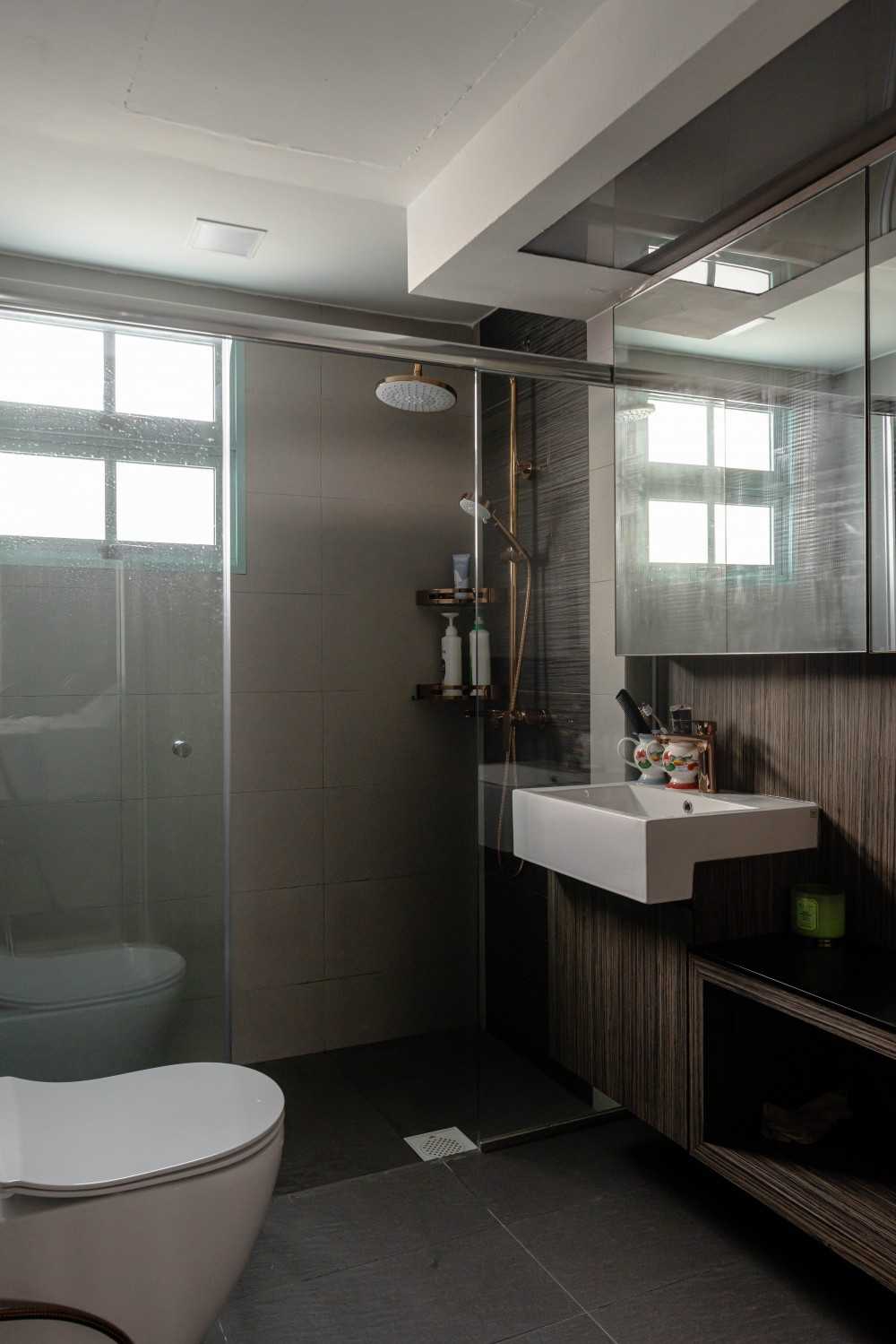 Contemporary Bathroom with Countertop and Homogeneous Tiles