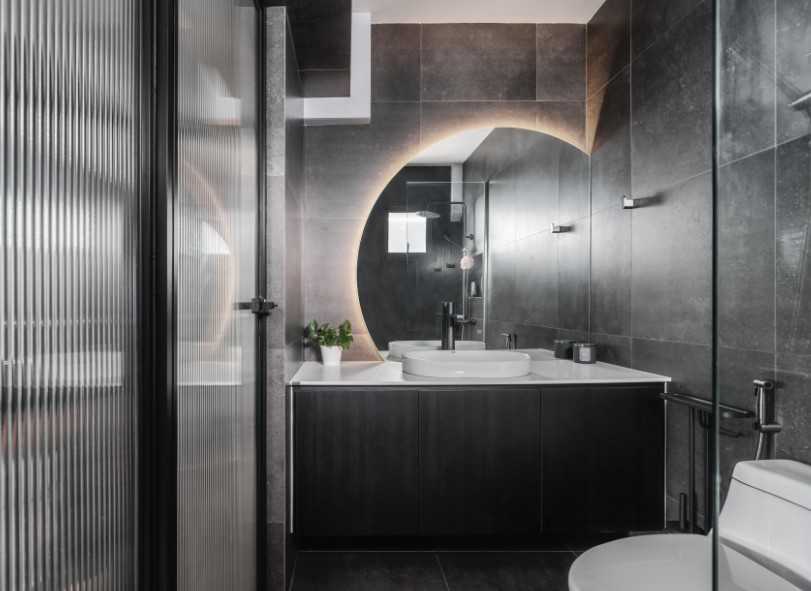 Minimalist Bathroom with Countertop and Homogeneous Tiles