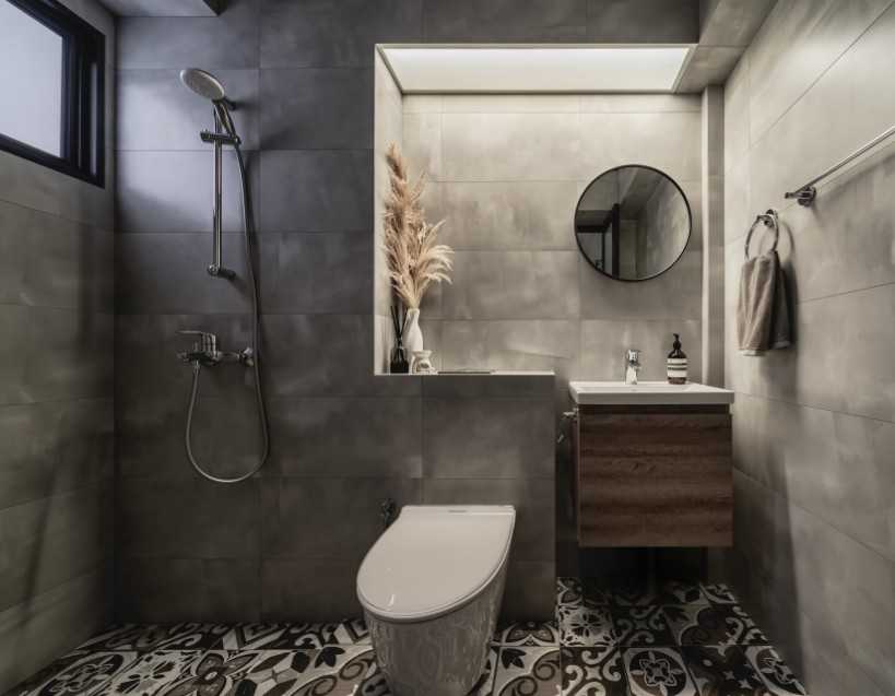 Modern Bathroom with Mirror and Rainshower