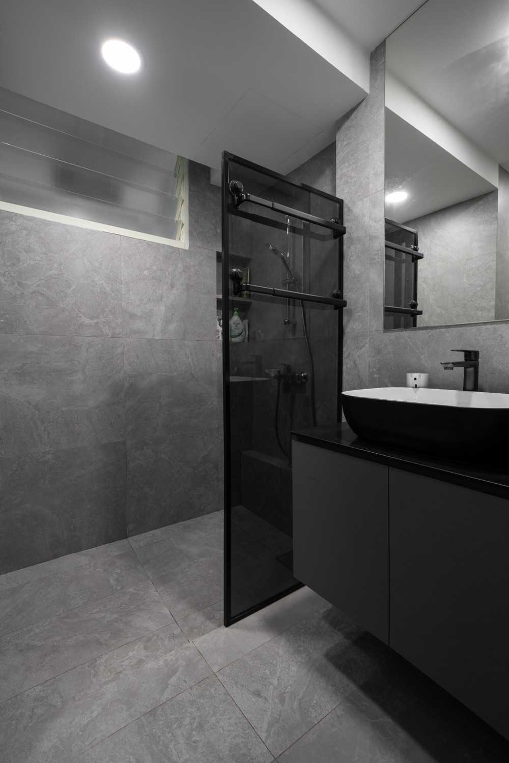 Modern Bathroom with Mirror and Bathtub
