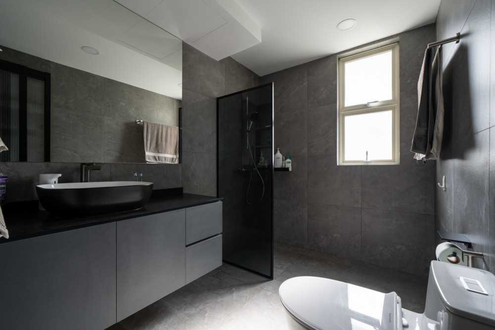 Modern Bathroom with Mirror and Bathroom Storage