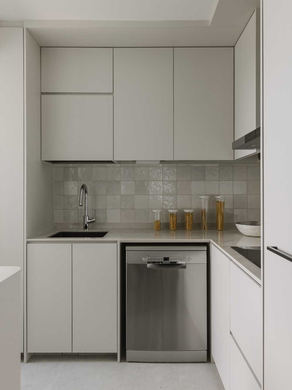 Modern Kitchen with Kitchen Island and Kitchen Backsplash